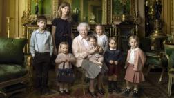 La reina Isabel II junto a sus pequeños príncipes y vizcondes