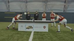 Los futbolistas de Arsenal se divierten jugando tenis de mesa