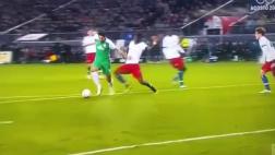 Claudio Pizarro fabricó y erró penal para el Werder Bremen