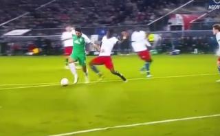 Claudio Pizarro fabricó y erró penal para el Werder Bremen