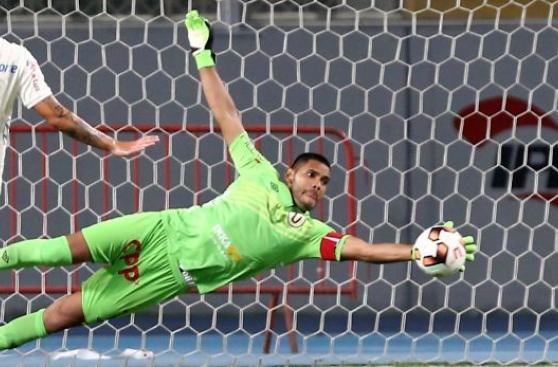 Universitario: Fernández reapareció tras 2 meses y atajó penal