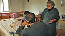 Grecia: La generosa abuela que acoge refugiados sirios en casa