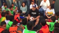 Maradona y una charla con niños que les llegará al corazón