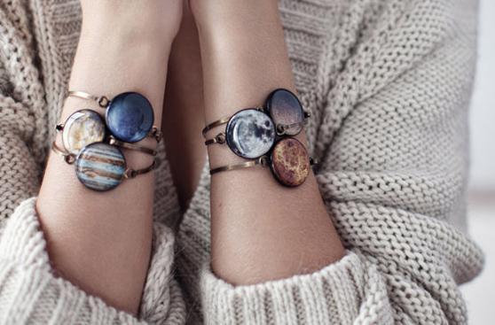Eleva tu estilo a nivel espacial con estas joyas