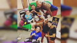 Zac Efron olvida caída con tierna foto en set de Baywatch