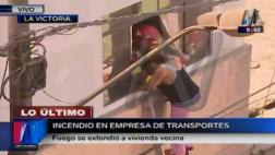 Incendio en La Victoria: así rescatan a personas afectadas