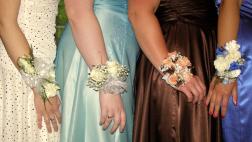 El vestido que une a cinco amigas más allá de la muerte