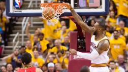 NBA: brutal contragolpe y clavada de LeBron James con una mano