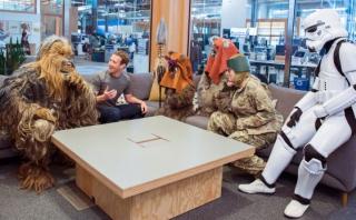 Zuckerberg festeja día de 'Star Wars' con los ewoks y Chewbacca