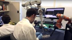 Robot 'cirujano' une dos partes de un intestino de cerdo