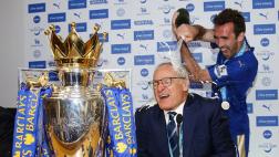 Leicester: Ranieri fue bañado en champagne por sus dirigidos