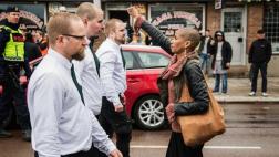 Mujer que encaró a neonazis: "Me siento avergonzada de Europa"