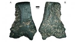 Descubren fragmento del hacha más antigua del mundo