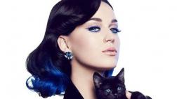 Katy Perry desvía atención del tema de Selena y Orlando Bloom