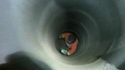 Angustioso rescate de un niño de un angosto pozo de agua seco