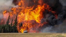 Incendio en Canadá arrasa con un campamento petrolero