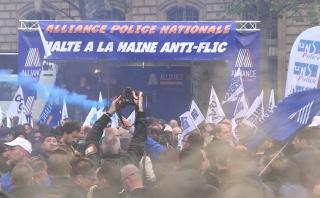 Francia: Policías protestan contra el "odio" en su contra