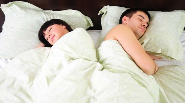 Cómo duermes podría determinar si serás infiel, según estudio