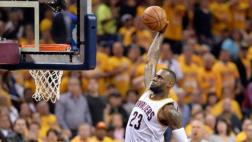 LeBron James y una clavada que volvió 'loca' a la hinchada