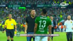 Chacho Coudet, técnico Rosario Central, y una lamentable acción