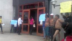Pobladores protestan desnudos en la Corte Superior de Ucayali