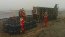 Camión con 450 balones de gas se volcó en la Panamericana Norte