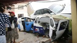 Chorrillos: auto aplastó dos mototaxis tras caer sobre vivienda