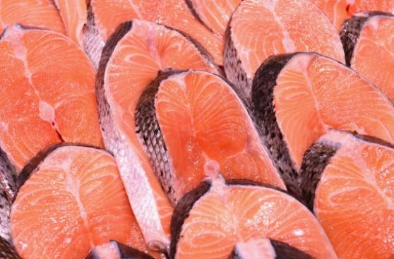 La verdadera razón por la que el salmón de criadero es rosado
