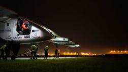 Avión solar vuelve a volar tras solucionar falla en su hangar