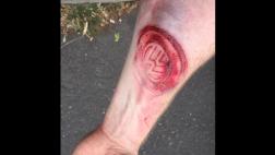 Airbag le deja tatuado el logo de Volkswagen en su antebrazo