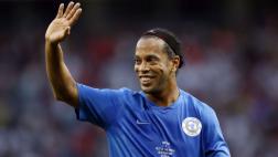 Ronaldinho dio espectáculo en Old Trafford con doble huacha