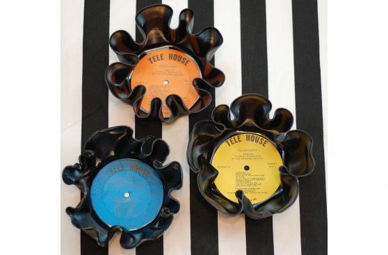 DIY: Crea un colorido tazón usando un disco de vinilo