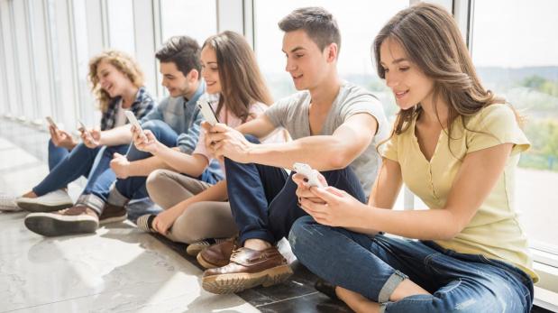 ¿Tu smartphone o tus amigos? Este estudio tiene la respuesta