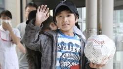 Japón: El niño abandonado salió como un héroe del hospital
