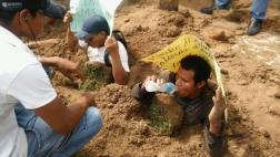 Iquitos: se enterraron en protesta por construcción de colegio