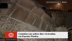Camión se volcó sobre 2 viviendas y los responsables huyeron
