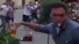 Hombre buscó su cerveza en plena batalla de 'hooligans' [VIDEO]