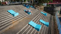 Cómo convertir unas escaleras dañadas en cómodas tumbonas