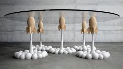 Mira esta increíble mesa hecha con cohetes de juguete