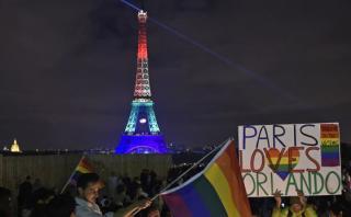 Torre Eiffel luce colores del arcoíris por masacre en Orlando