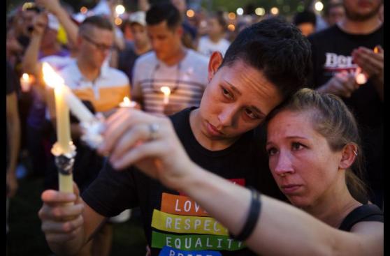 Velas, lágrimas y canto en la vigilia por víctimas de Orlando