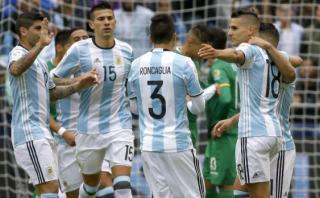 Argentina goleó 3-0 a Bolivia y clasificó primero en Grupo D