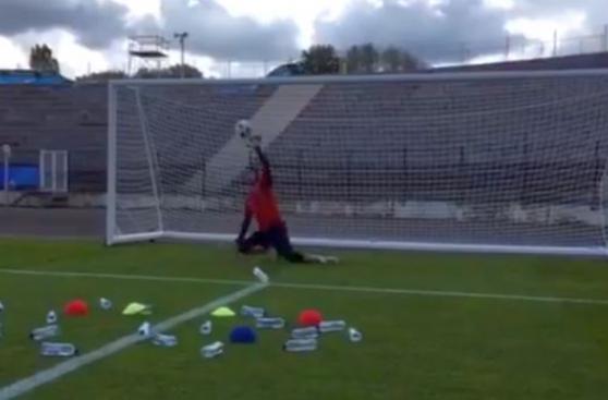 Arquero Petr Cech demuestra reflejos en curioso entrenamiento