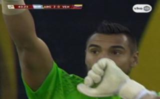Venezolano picó penal ante Romero y este fue el resultado