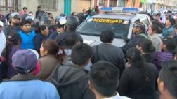 Policías son retenidos por pobladores tras chocar patrullero