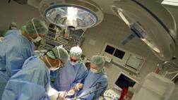 Extraen tumor a bebe mientras estaba unido a la placenta