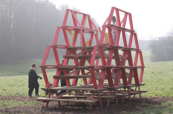 Estas mesas de picnic forman un original mobiliario urbano
