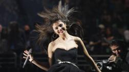 Selena Gómez reaccionó así tras caerse en pleno concierto