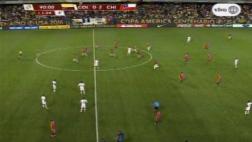 Colombia-Chile: hincha se metió al campo y 'bailó' a seguridad