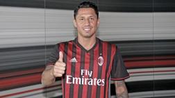 Gianluca Lapadula fue presentado oficialmente en AC Milan